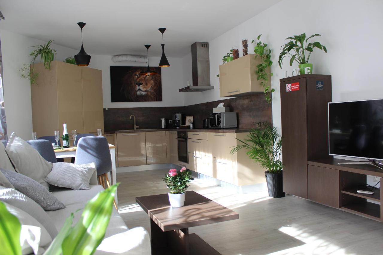 Leo Apartment Free Parking - Augusta Bratislava Eksteriør billede