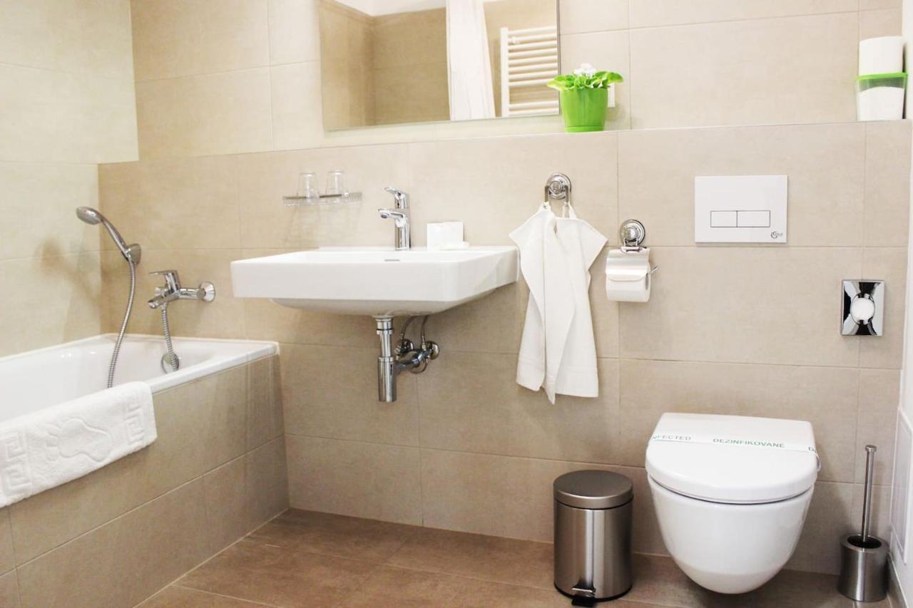 Leo Apartment Free Parking - Augusta Bratislava Eksteriør billede